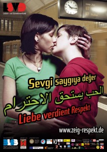 Propaganda-Plakat des Berliner Senats wirbt um "Respekt" für lesbische Liebe. Die Slogans in türkischer und arabischer Sprache zeigen, dass speziell muslimische Migranten die Adressaten sind.