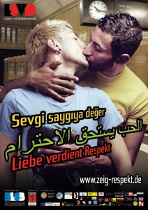 Propaganda-Plakat des Berliner Senats wirbt um "Respekt" für schwule Paare. Die Slogans in türkischer und arabischer Sprache zeigen, dass speziell muslimische Migranten die Adressaten sind.